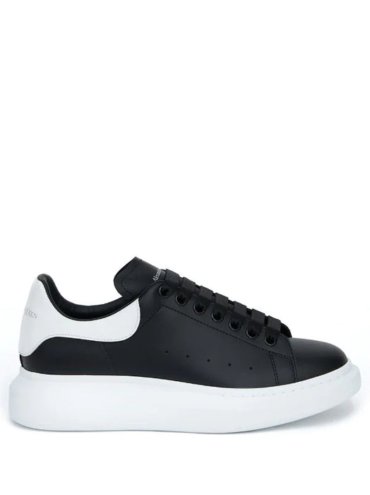 N370O Alexander McQueen tenis bajos Oversized Negro blanco